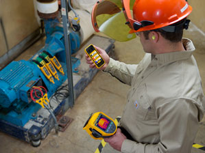 Technician reviewing measurements from Fluke Connect<sup>&reg;</sup> tools on smartphone